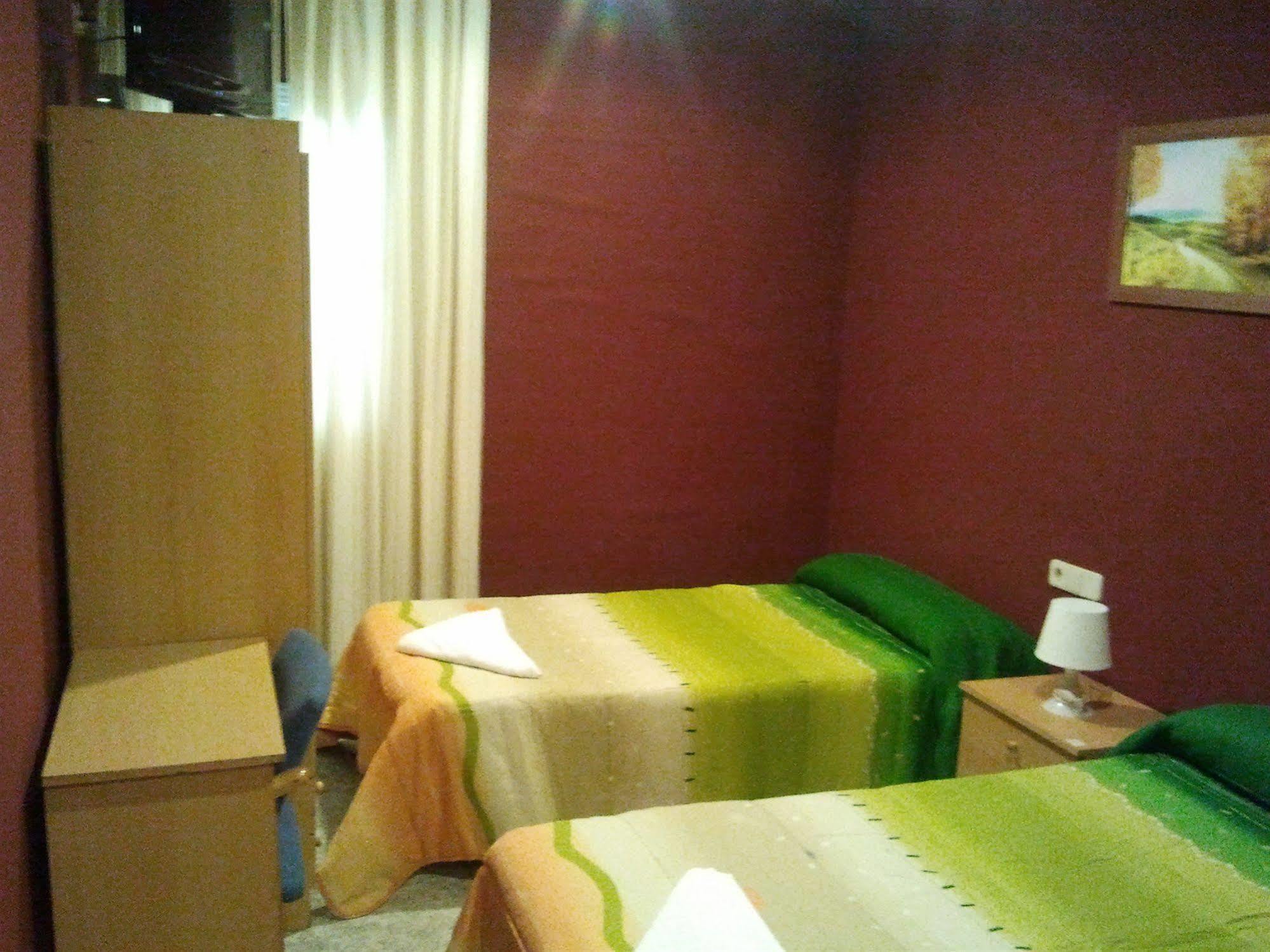 Hostal Emilio Barajas Madrid Exterior photo